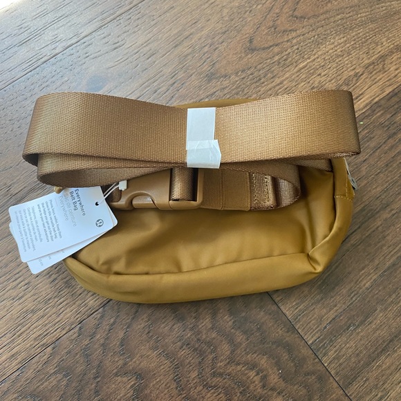 Lululemon ๐ฎ BURNT CARAMEL Everywhere Belt Bag - Picture 8 of 9